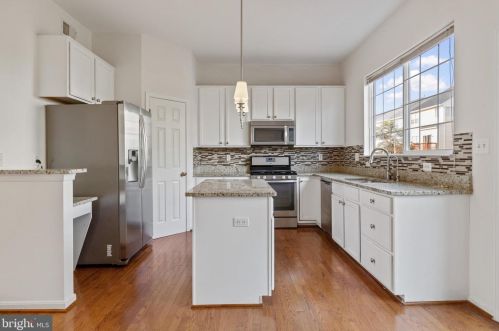 2485 Wheat Meadow Cir, Herndon VA  20171-3055 exterior