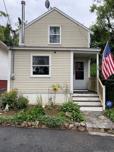 39 Fountain St, Norwich, CT 06360-5007
