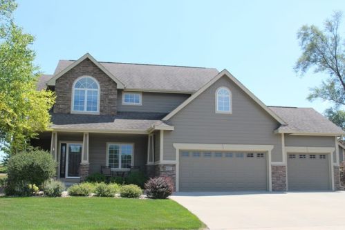 1027 10th St, Adel, IA 50003-2303