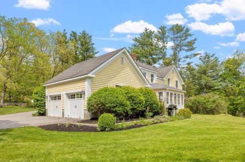 44 Shore Rd, Derry NH  03038-5114 exterior