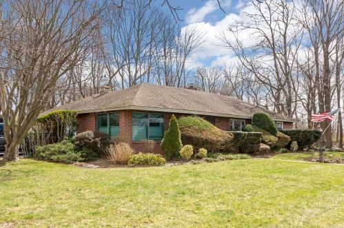 2381 Neptune Ave, Seaford, NY 11783-3039