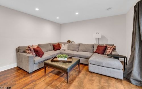 23 Bromleigh Way, Greystone Park NJ  07950-1624 exterior