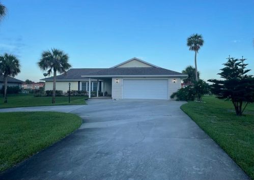 355 Forest Trl, Vero Beach, FL 32962-4662