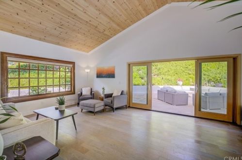 22540 Jameson Dr, Calabasas CA 91302-5857 exterior