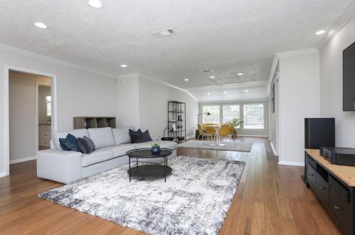 4625 Willow St, Bellaire, TX 77401-4212