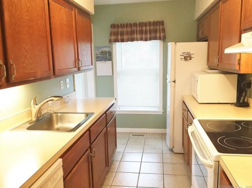 12 Riverview Dr, East Windsor, CT 06088-4621
