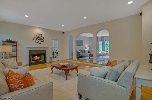 8 Forest View Dr, Martinsville NJ  08836-2039 exterior