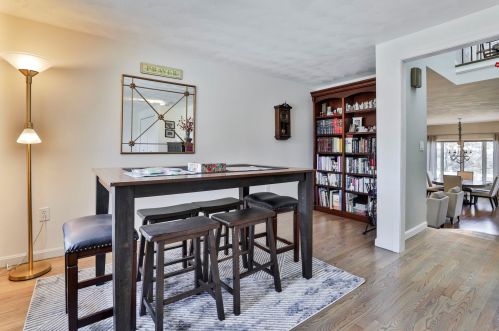 33 Hawthorne Vlg Rd, Nashua NH 03062-2274 exterior