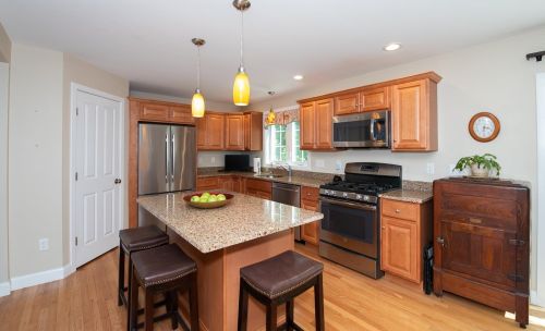 8 Evans Ave, Plaistow NH  03865-2909 exterior