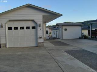 8 Pine Ln, Lakeside, OR 97449-8664