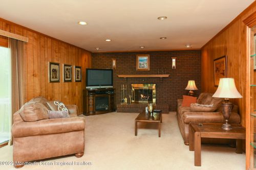 775 Holmdel Rd, Holmdel Village, NJ 07733-1661
