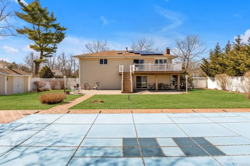 15 Purdy Ave, Elwood NY  11731-4501 exterior