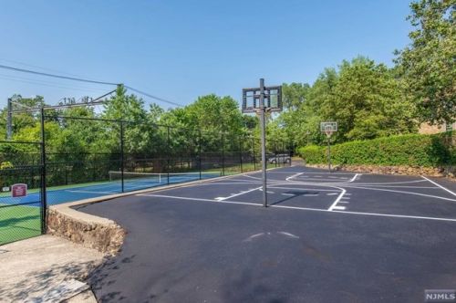 181 Long Hill Rd, Little Falls NJ  07424-2050 exterior