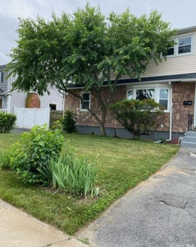 140 Booker Ave, Wheatley Heights NY  11798-4520 exterior