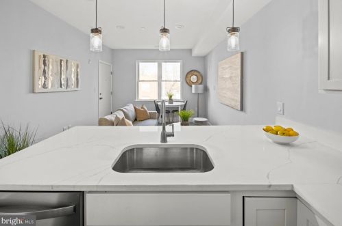 1111 Holbrook Ter, Washington DC 20002-2704 exterior