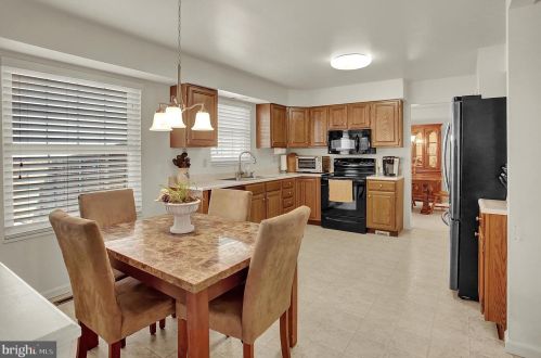 6550 Baywood Dr, Harrisburg PA 17111-6894 exterior