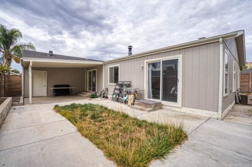 20049 Northcliff Dr, Santa Clarita CA  91351-5792 exterior
