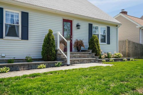 42 Lund St, Nashua NH  03060-4440 exterior