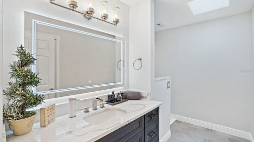 5904 Bayview Cir, Saint Petersburg FL  33707-3930 exterior