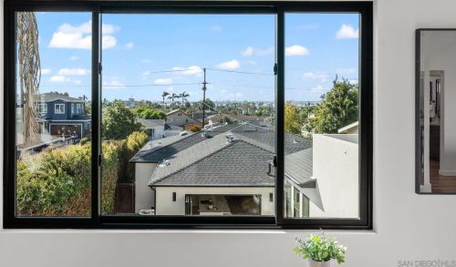 1855 Frankfort St, San Diego CA  92110-3514 exterior