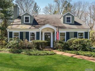224 Circle Dr, North Hills, NY 11030-1123