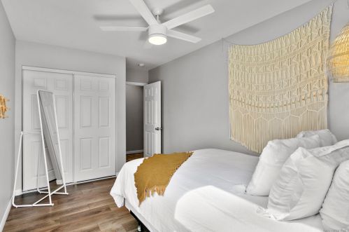 1455 Chalcedony St, San Diego CA 92109-2126 exterior