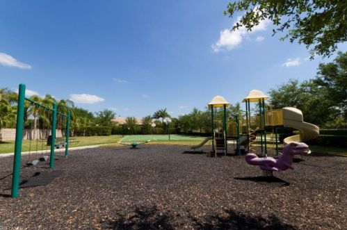 5076 Post Oak Ln, Naples FL  34105-4526 exterior