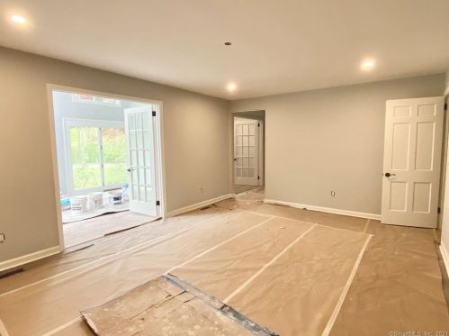 8 Tulip Tree Ln, Norwalk CT  06851-1409 exterior