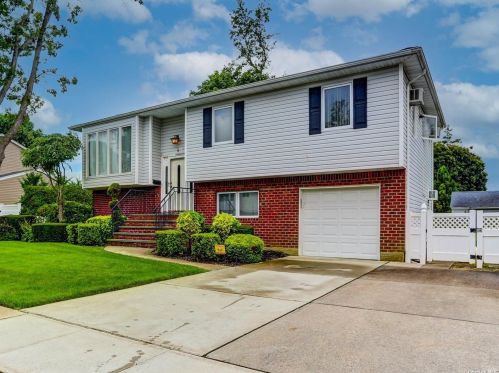3 Miami Rd, Bethpage, NY 11714-2218