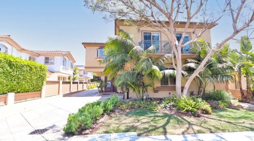 2002 Bataan Rd, Redondo Beach, CA 90278-1306