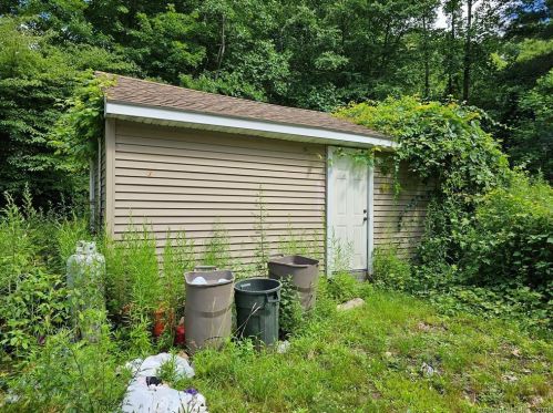 57 Hermitage Ln, North Haven, CT 06473-4019