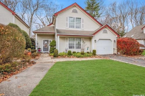 17 Turnberry Ct, Middle Island, NY 11953-1936