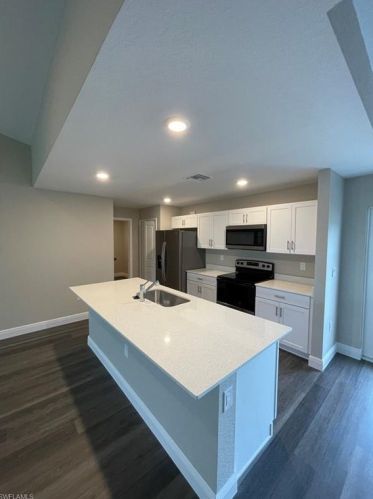 3913 10th Pl, Cape Coral FL  33904-5197 exterior