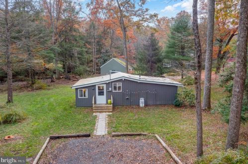 1630 Hemlock Ln, Water Gap, PA 17018-9391