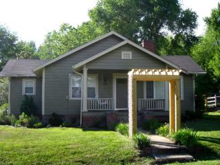 302 Shepherd St, Hendersonville, NC 28792-6357