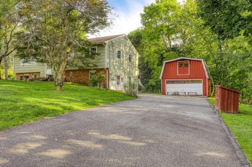 8 Marjorie Dr, Airmont NY  10901-7738 exterior