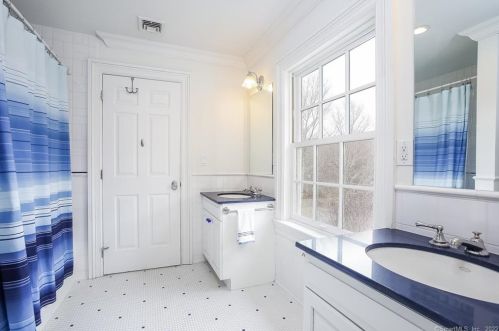 882 Silvermine Rd, New Canaan CT  06840-4332 exterior