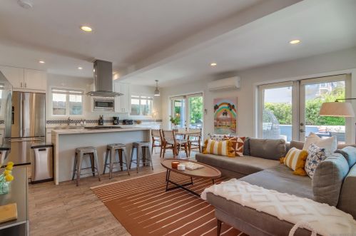 826 Anacapa Ct, San Diego CA  92109-8203 exterior