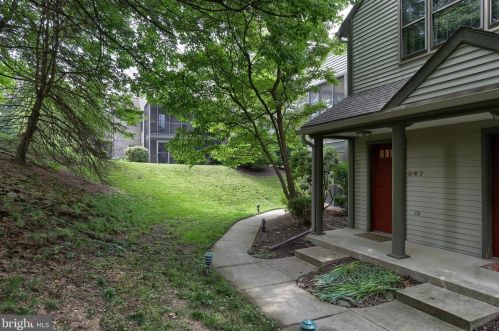 547 Roslaire Dr, Hummelstown, PA 17036-9165