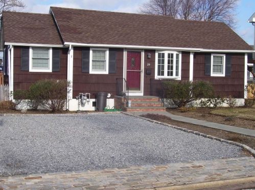 19 Kent Pl, Amityville, NY 11701-4034