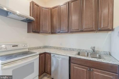 434 Shepherd St, Washington, DC 20011-5944