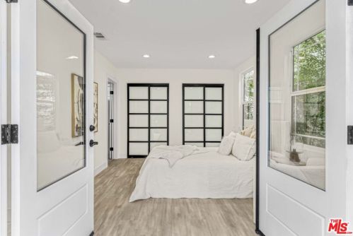 11512 La Maida St, North Hollywood CA  91601-4323 exterior