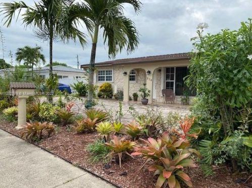 874 70th Pl, Hialeah FL  33014-5220 exterior