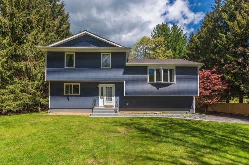 32 Smith Crossing Rd, New Hamburg, NY 12590-6268