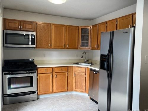 24 Thames Height Ln, Groton, CT 06340-2806