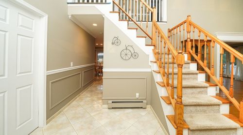 18 Drew Dr, Eastport NY  11941-1335 exterior