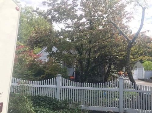 34 Howe St, Huntington Station, NY 11746-2541