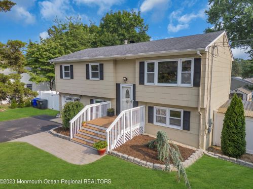 138 Hilltop Dr, Bricktown, NJ 08724-1358