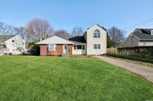 675 Peter Paul Dr, West Islip, NY 11795-3517