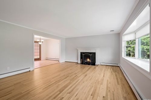 39 Norwood Ave, Northport, NY 11768-1939